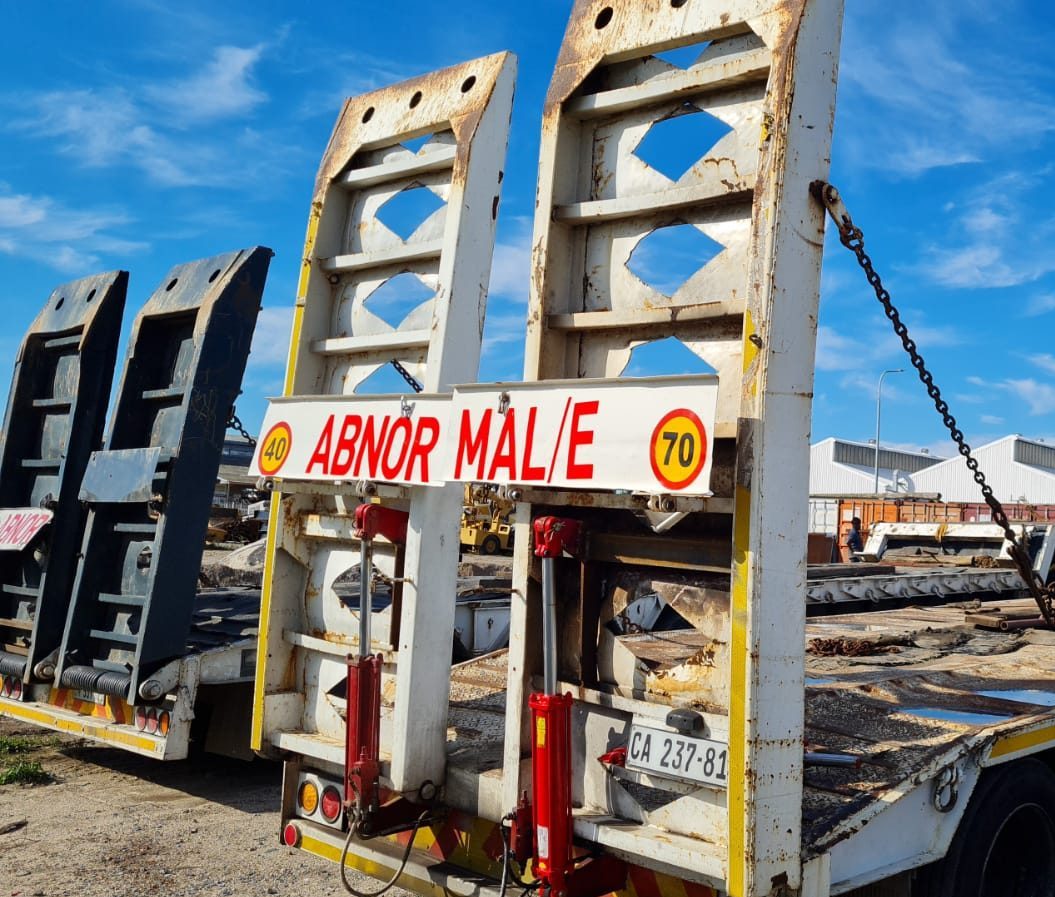 50T lowbed transporting heavy machinery